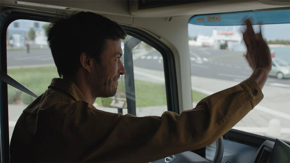 imagem-motorista-acenando-pare-olhe-acene-volvo